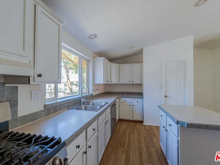 25120 Charina Ln — Photo 6