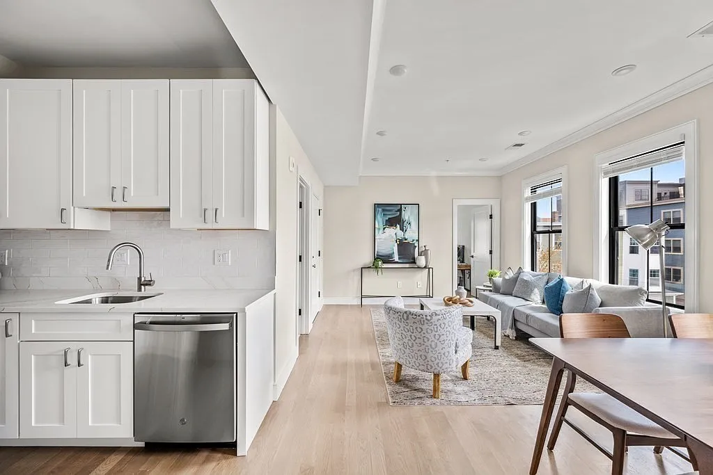 303 Maverick St — Photo 3