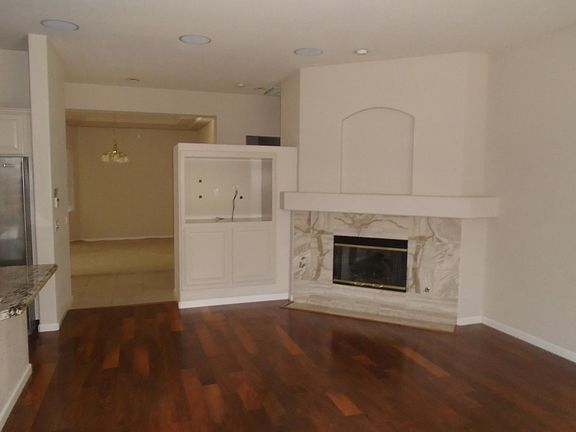 4th image of 400 Dumas Ct