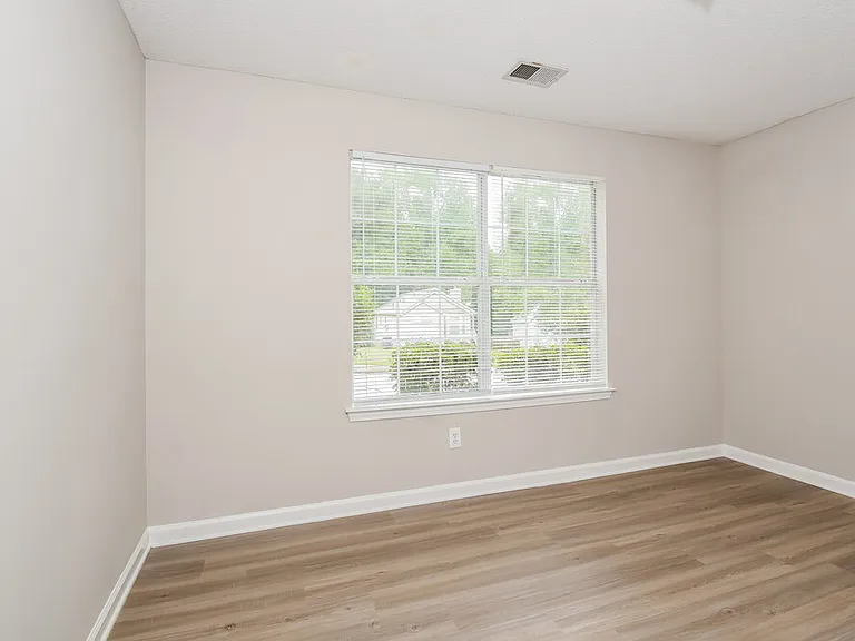 1560 Wembley Dr — Photo 12