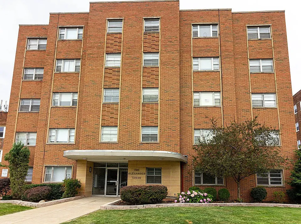 302-12030 Lake Ave #302
