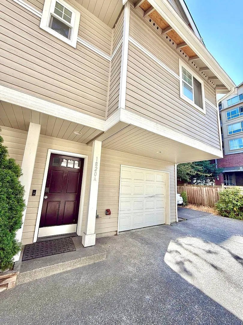 Prime Central District Location with Easy City Access — Photo 2