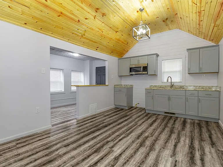 371 E Pace Ave — Photo 1