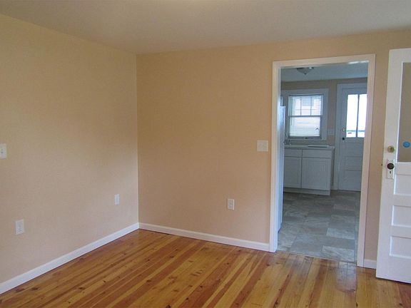 4th image of 530 Crescent St