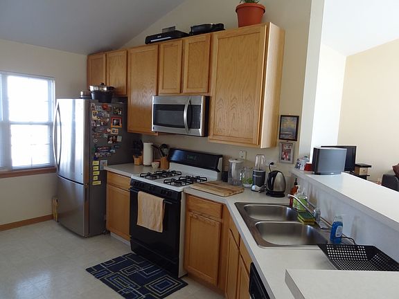 Kitchen w/ eat in Bar