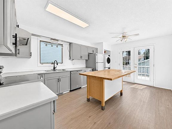 3rd image of 95 NE Eversole Cres