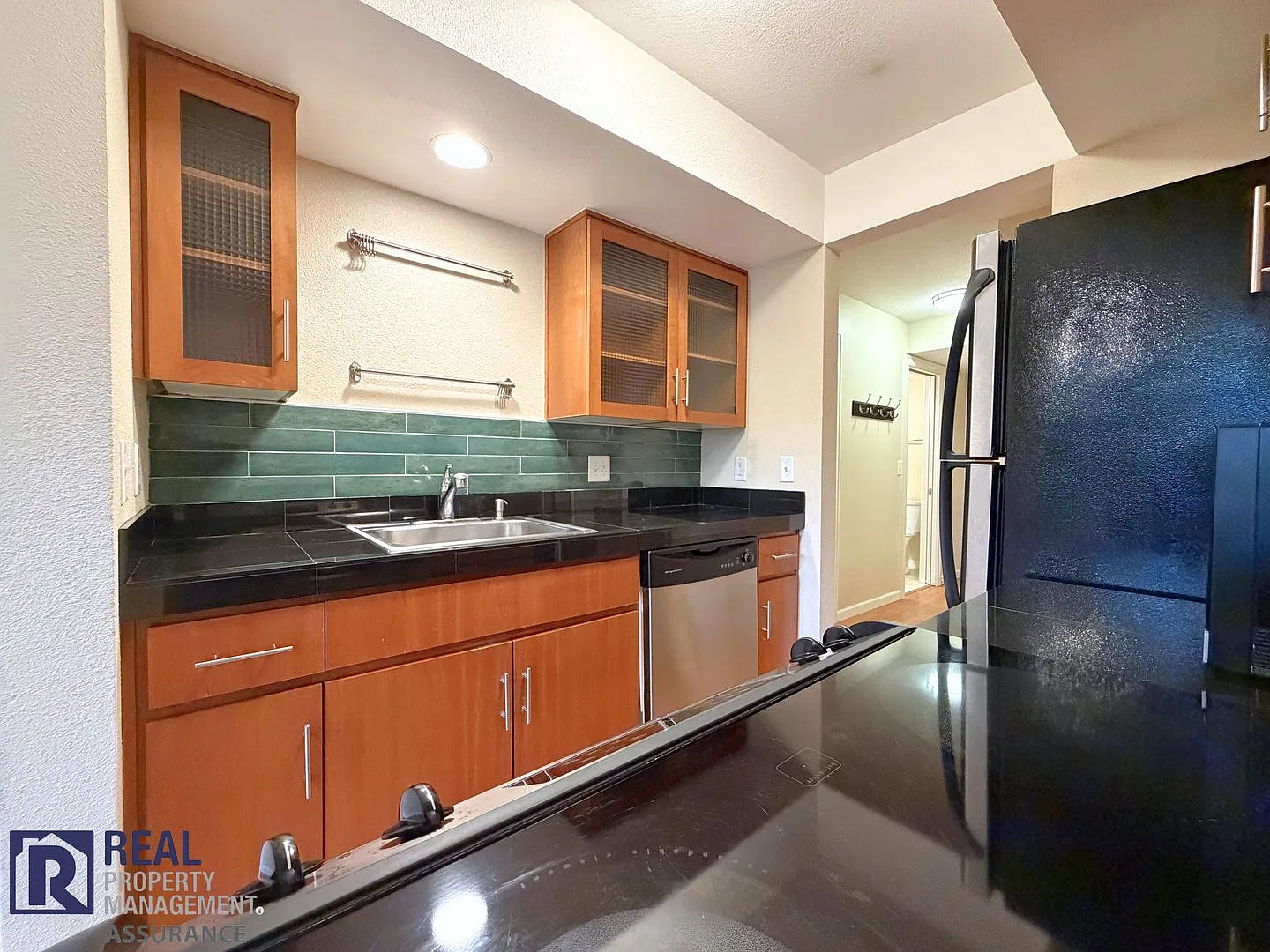 Stunning South Tabor 2BR/2BA Condo with Fireplace and AC — Photo 4