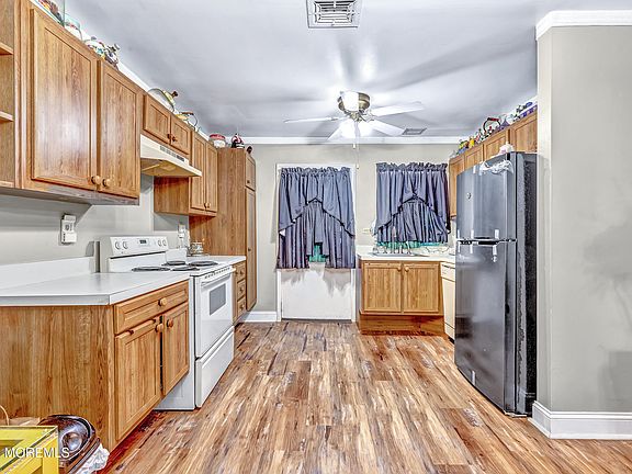 4th image of 37D Cambridge Court #100