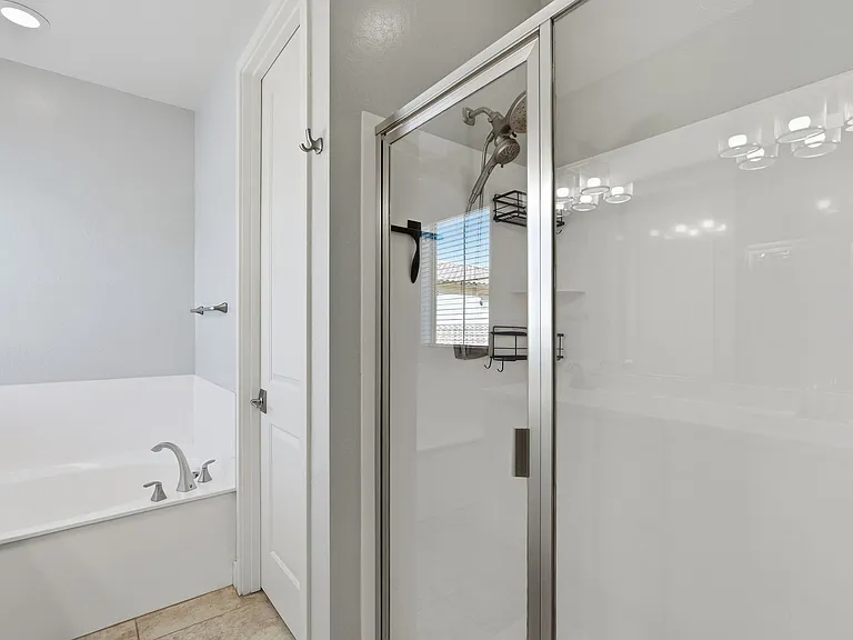 216 E Beatryce St — Photo 24