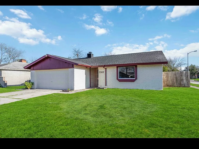 2302 Green Knoll Dr — Photo 2