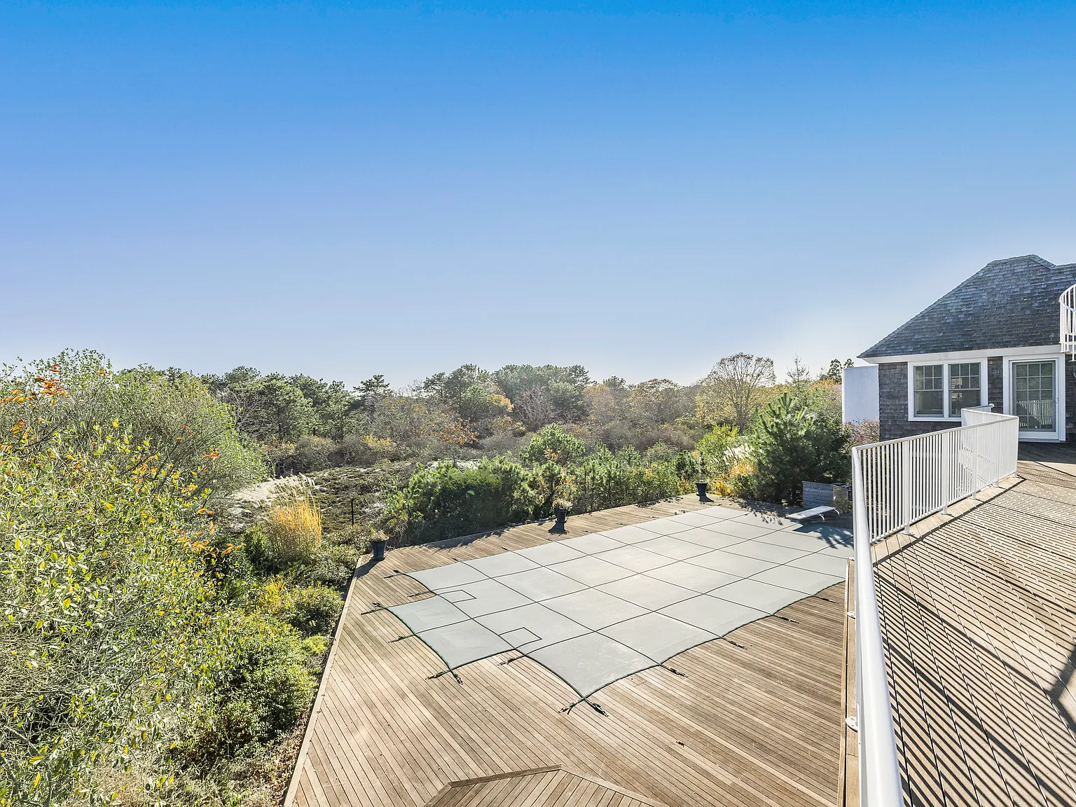 Ocean Breezes on Seabreeze Lane — Photo 3