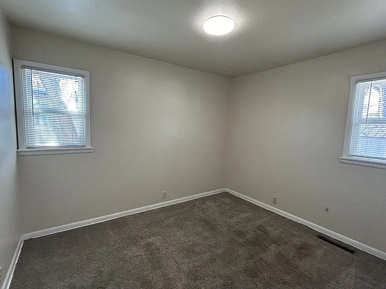 821 Skyline Dr — Photo 9
