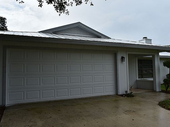 3rd image of 3863 Suburban Ln