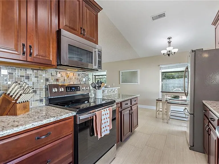 3662 Chatham Dr — Photo 2