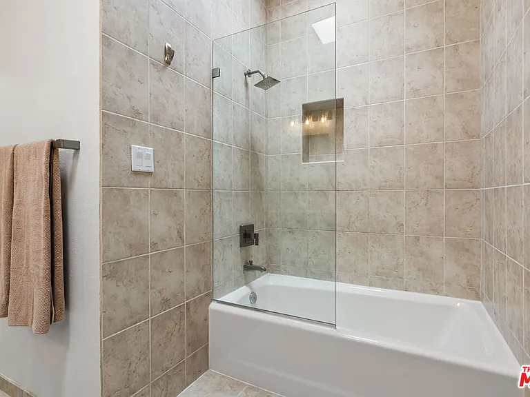 10600 Holman Ave #11 — Photo 44