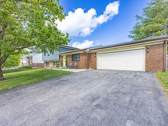 3rd image of 1025 Crestwood Hts