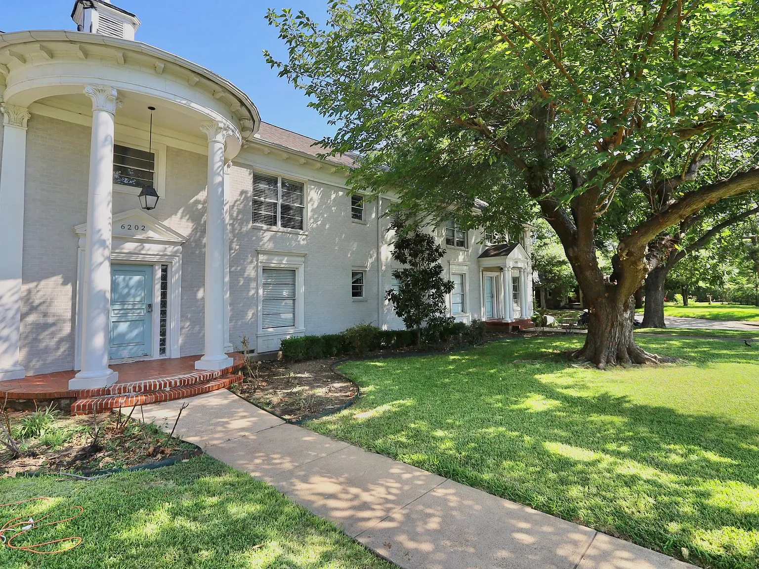 Lakewood Manor — Photo 2