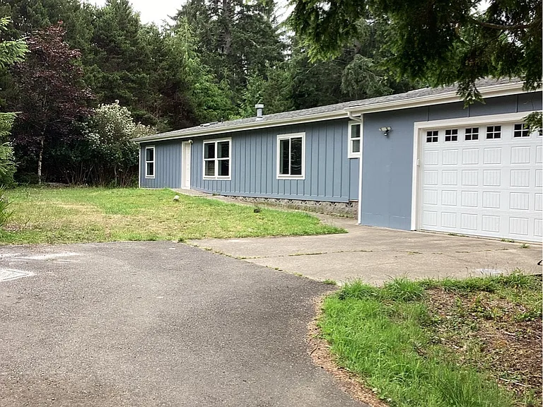 330 SW Newton Dr — Photo 1