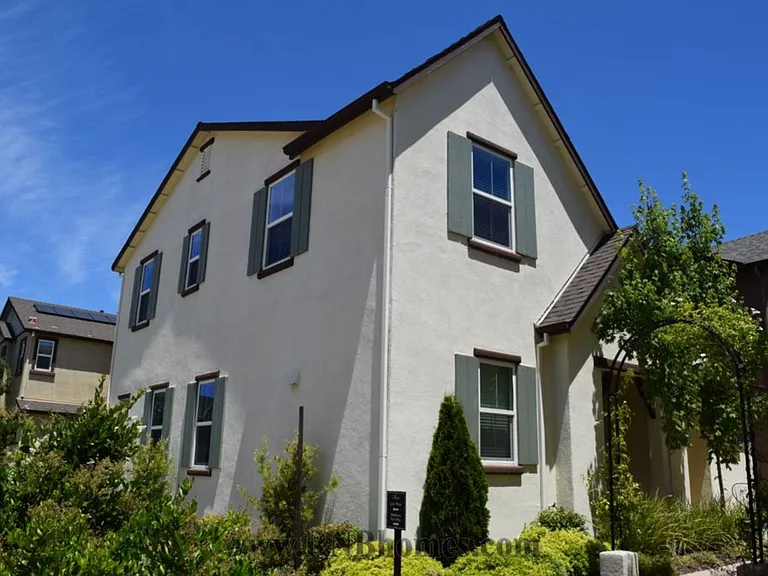 900 Lyon Pl — Photo 1