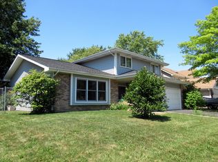25 Mayfair Ln, Aurora, IL