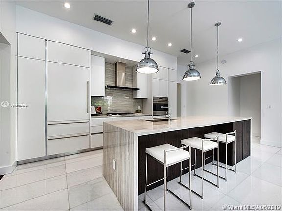 3rd image of 824 Anastasia Ave