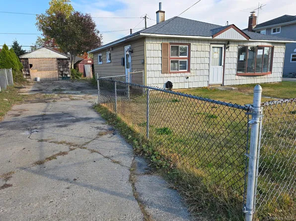 2419 Cedar St, Seaford, NY 11783