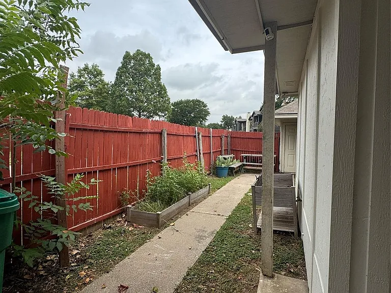 201 E Windsor Dr — Photo 30
