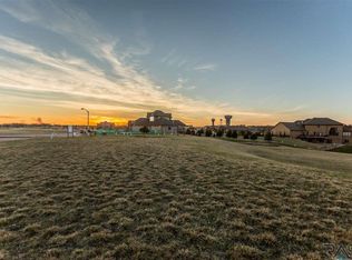 8304 S Timber Oak Cir, Sioux Falls, SD 57108