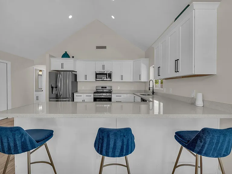 325 E Mitchell Dr — Photo 7