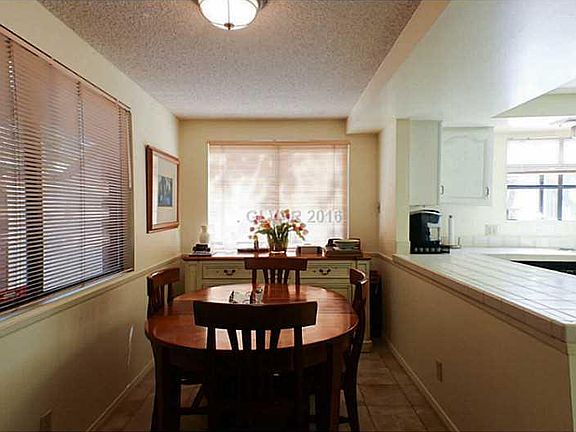 5th image of 2815 Queens Courtyard Dr
