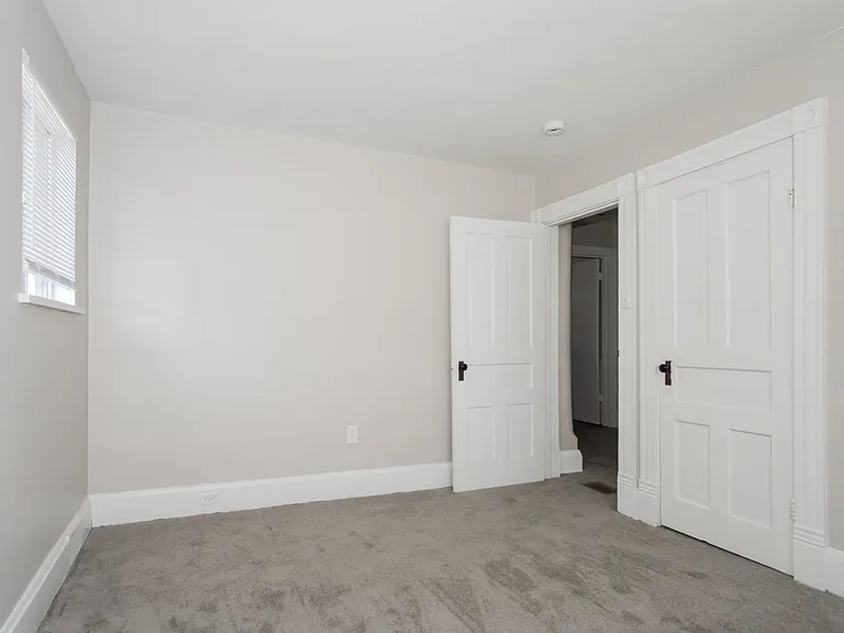 1296789_025_bedroom_13229846.jpg