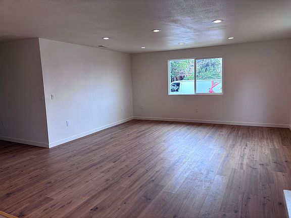 5th image of 3741 Hemlock St