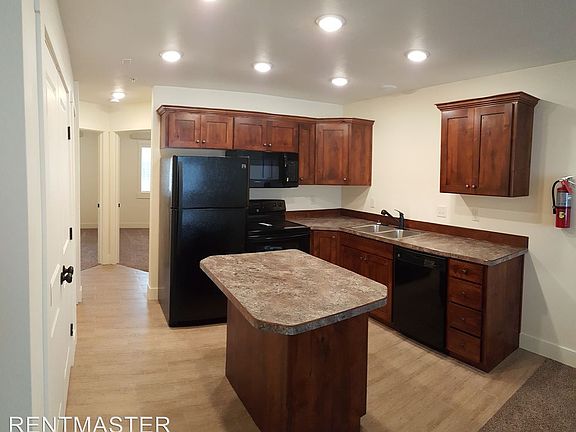 3rd image of 878 Everett Pl APT 4