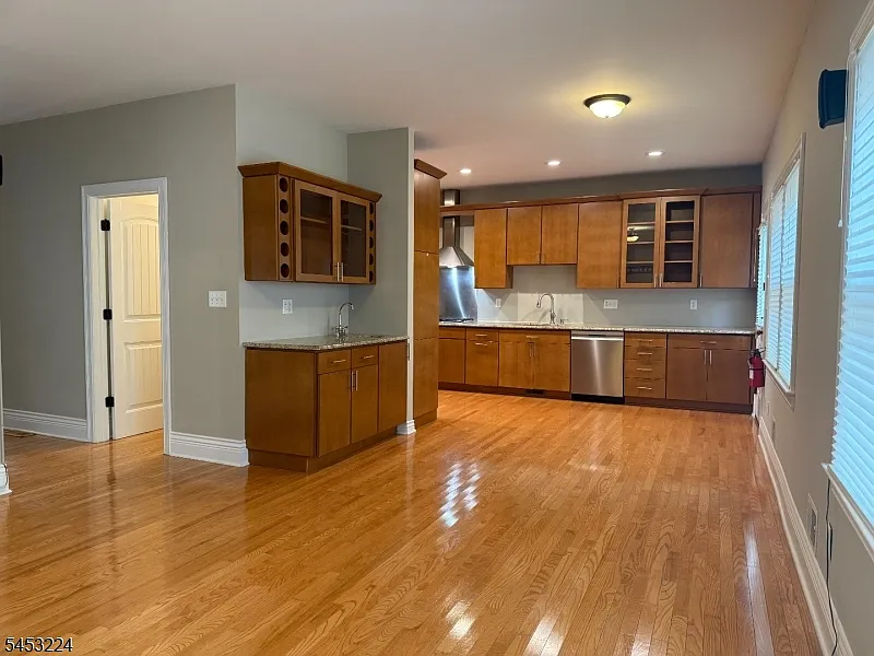 3 bed, 2.5 bath, $5,200 — Photo 2