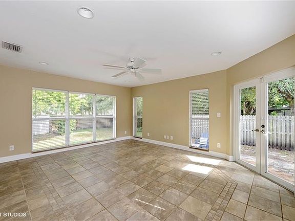 5th image of 218 Catalan Blvd NE