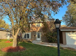 11 Walnut Dr, North Aurora, IL 60542