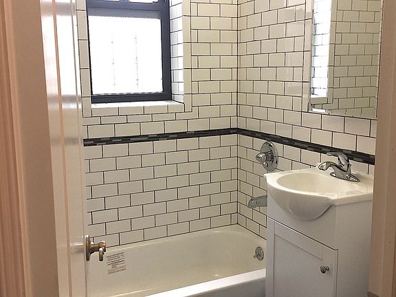 3rd image of 38 Saint Pauls Pl #5