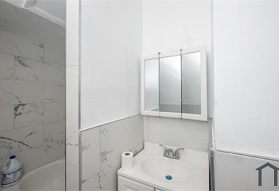 5th image of 653 Mount Prospect Ave APT 4A