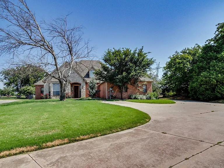 3341 Heritage Green Cir — Photo 2