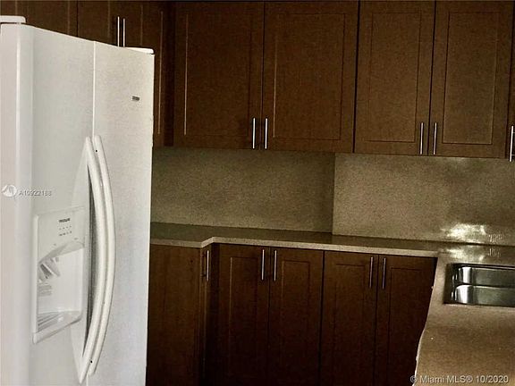 2nd image of 608 NE 29th Dr APT 2
