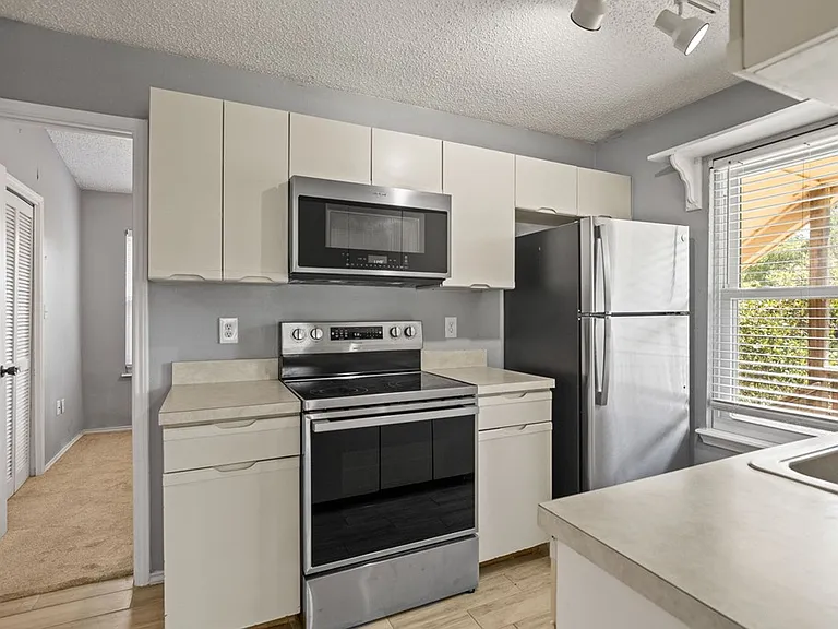 221 Marion Dr #D-201 — Photo 6