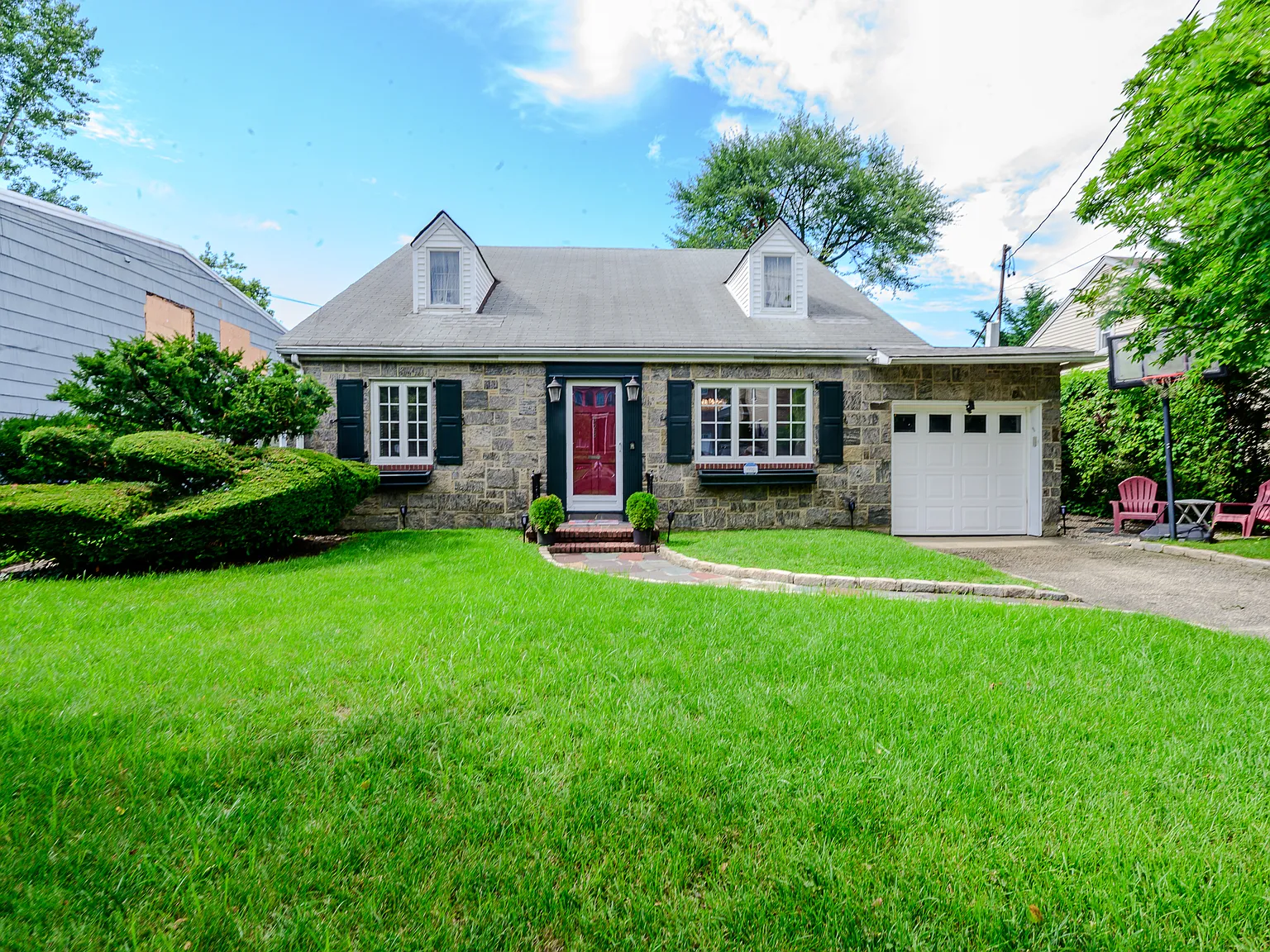 4 bed, 1964 sqft, $6,000 — Photo 1