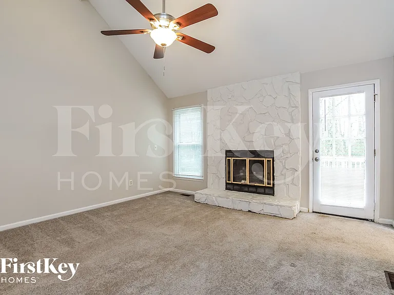 1909 Red Oak Ln — Photo 6