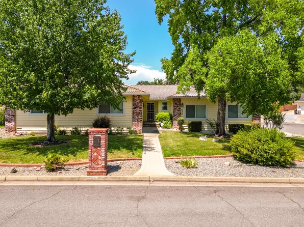 676 Country Oak Dr, Redding, CA 96003