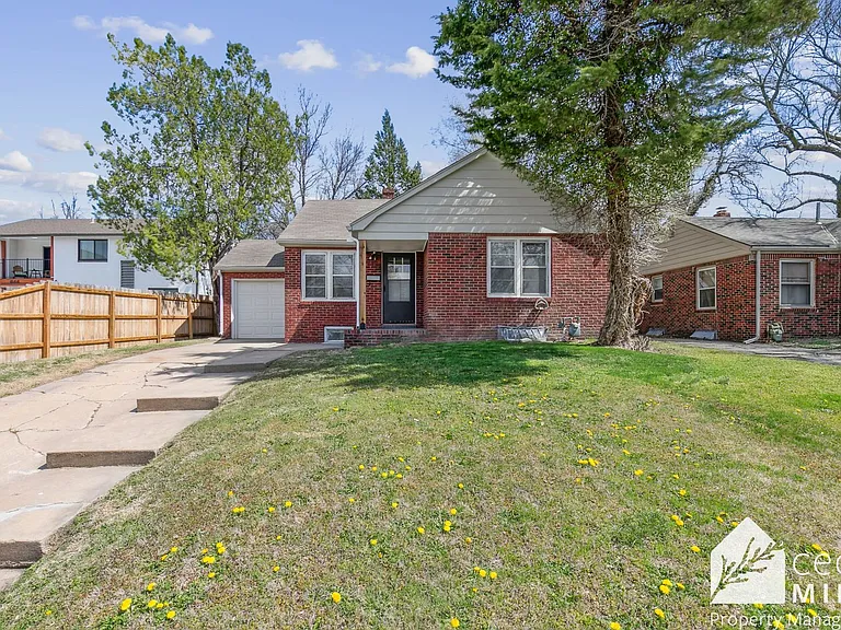 636 N Bluff Ave — Photo 1