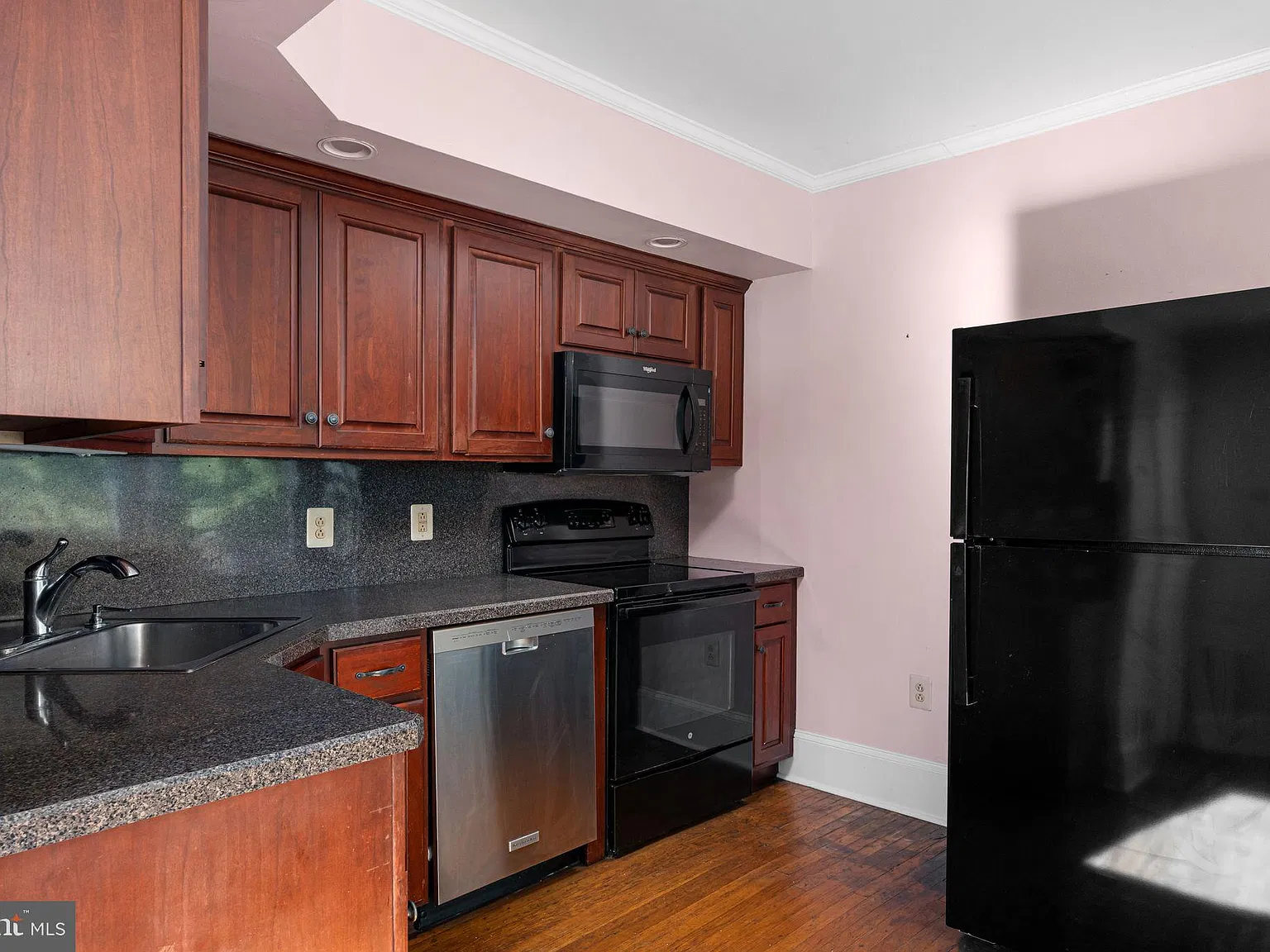 2 bed, 1.5 bath, 1200 sqft, $2,500 — Photo 2