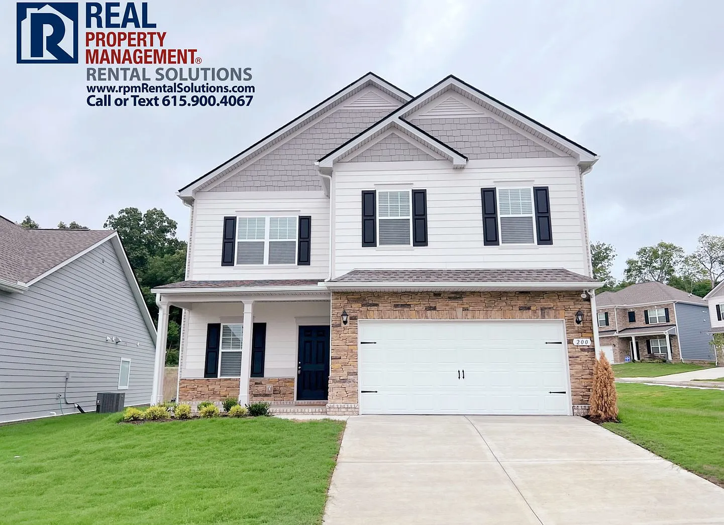 Gorgeous all brick home in Antioch! Attached garage and on a corner lot! — Photo 1