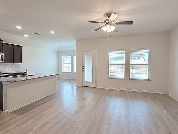 3rd image of 916 Cherry Blossom St