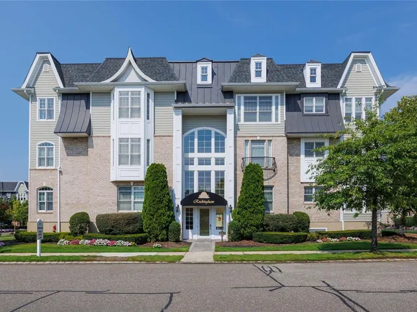 907 Roosevelt Way #907, Westbury, NY 11590