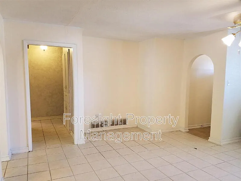 3 bed, 2.0 bath, 1330 sqft, $2,095 — Photo 2